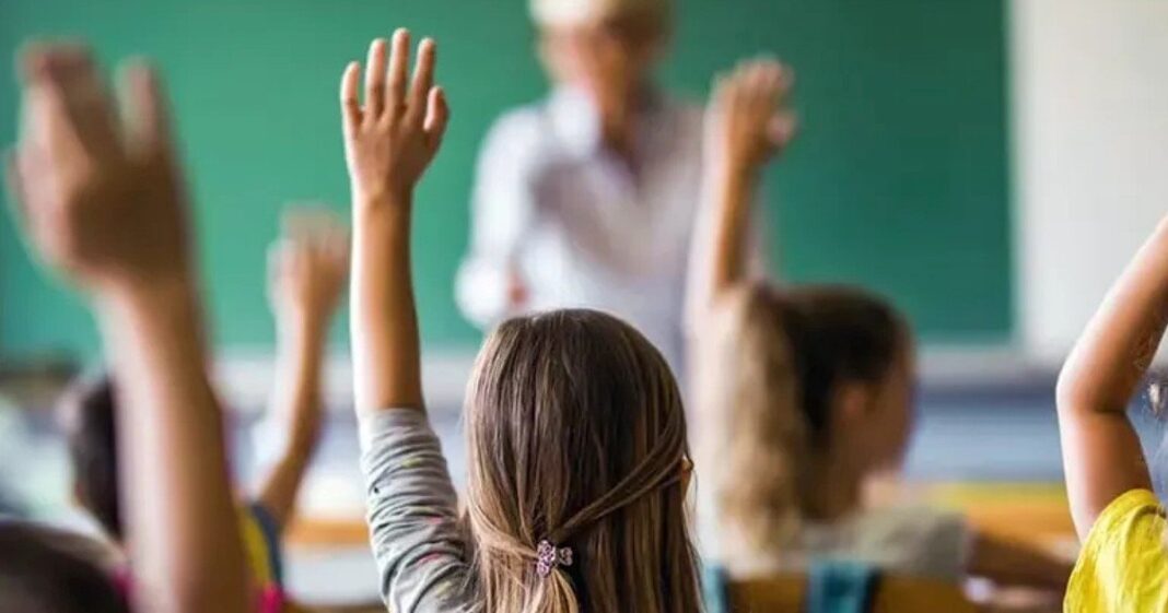 Estudiantes en un aula de escuela privada