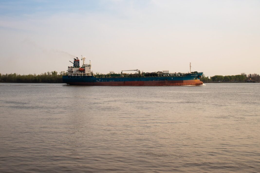 Puerto de Buenos Aires con buques de carga
