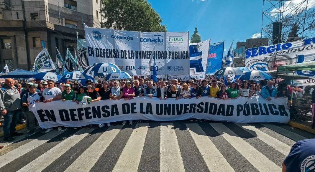 Docentes universitarios en manifestación