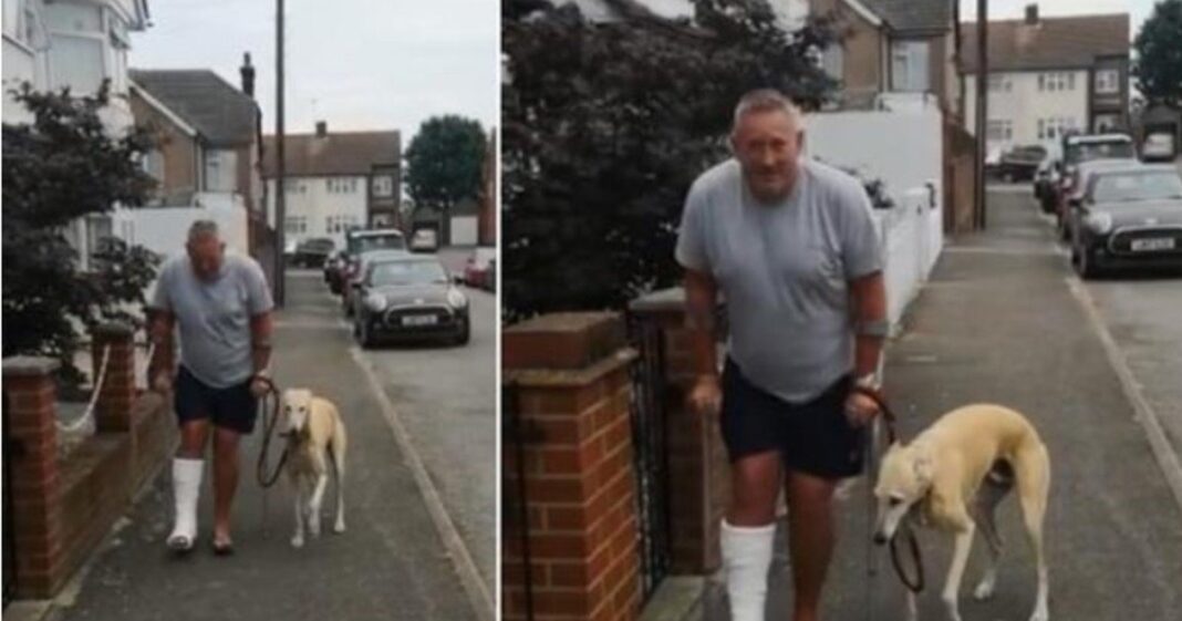 Russell Jones y su perro Bill caminando por la calle mientras ambos cojean