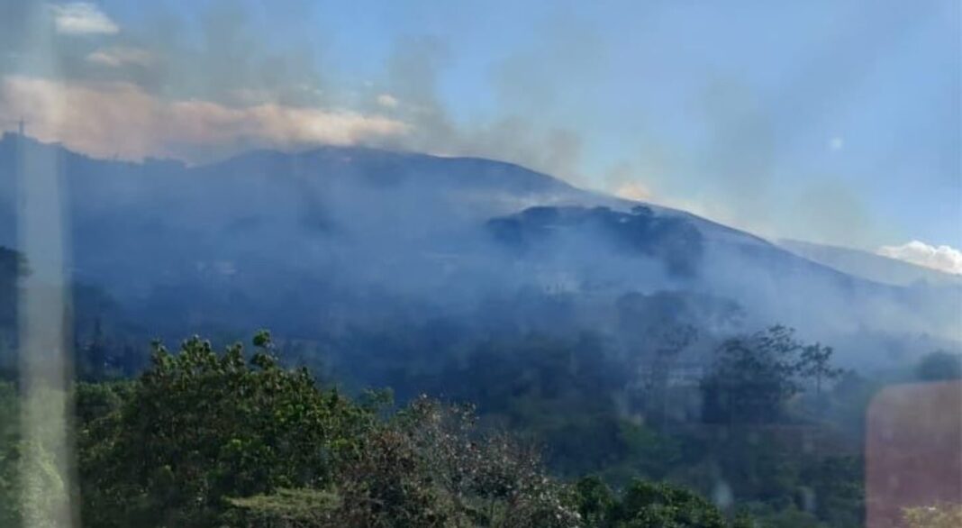 Incendio en la vía a Cristo Rey en Cali con columna de humo visible