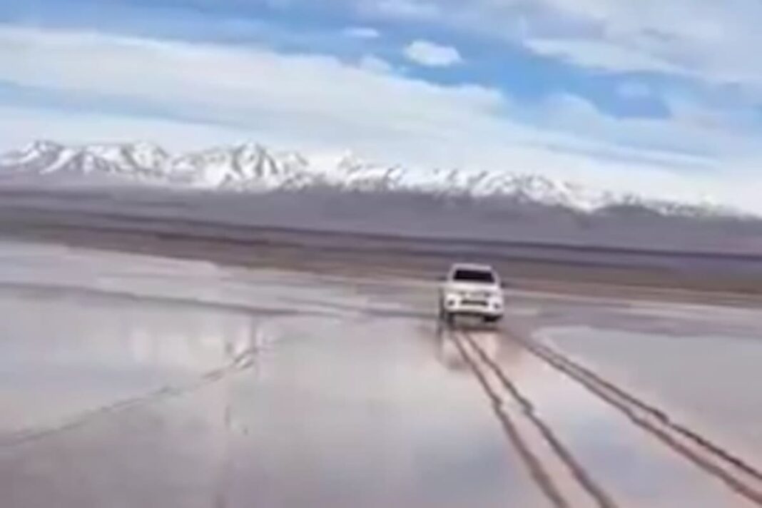 Huellas de camioneta en la Pampa del Leoncito