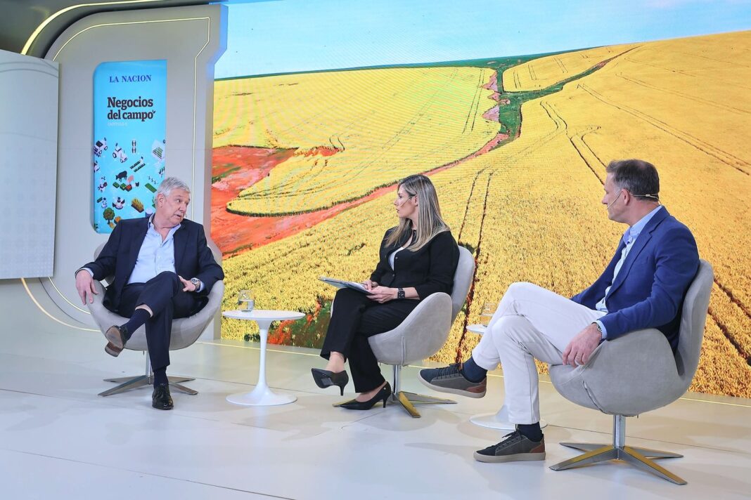 Campo argentino con maquinaria agrícola