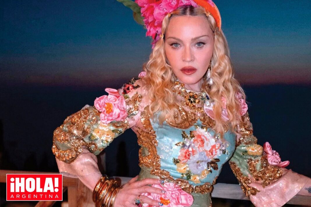 Madonna posando con sus hijos en Grecia
