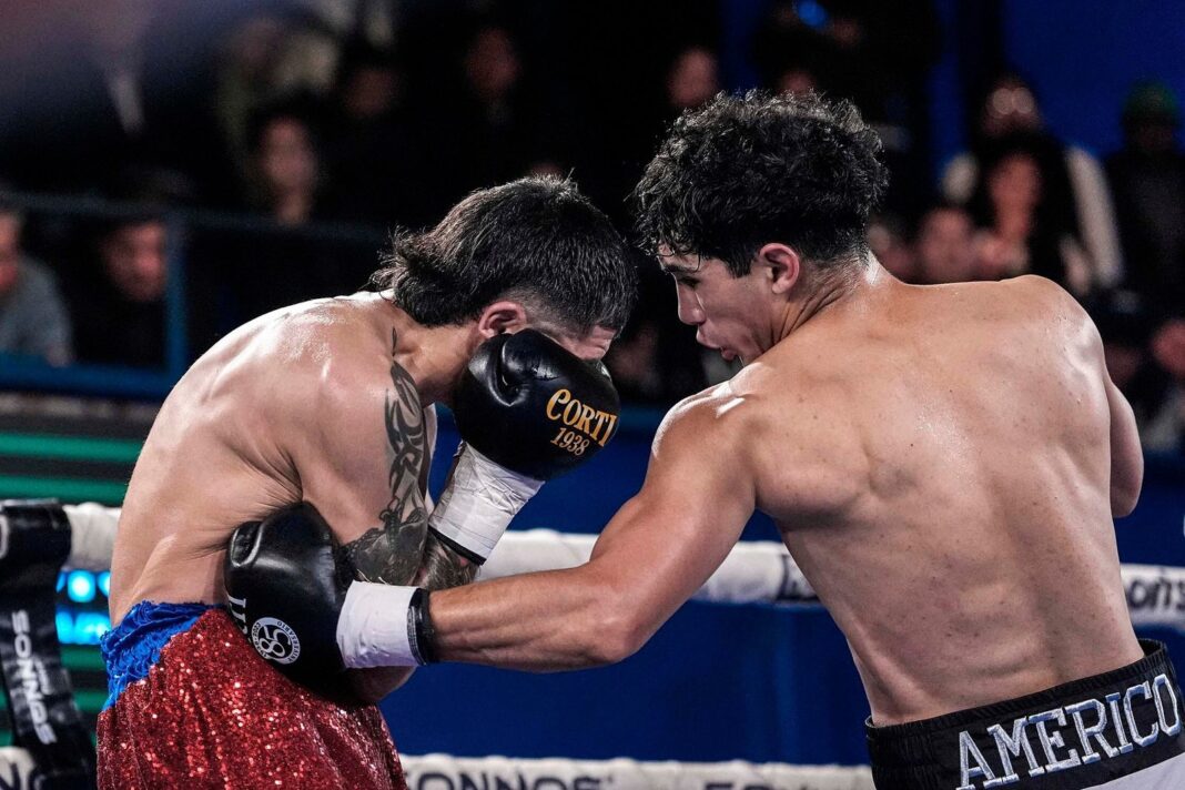 Maximiliano Robledo y Mirco Cuello, boxeadores argentinos, en el ringside