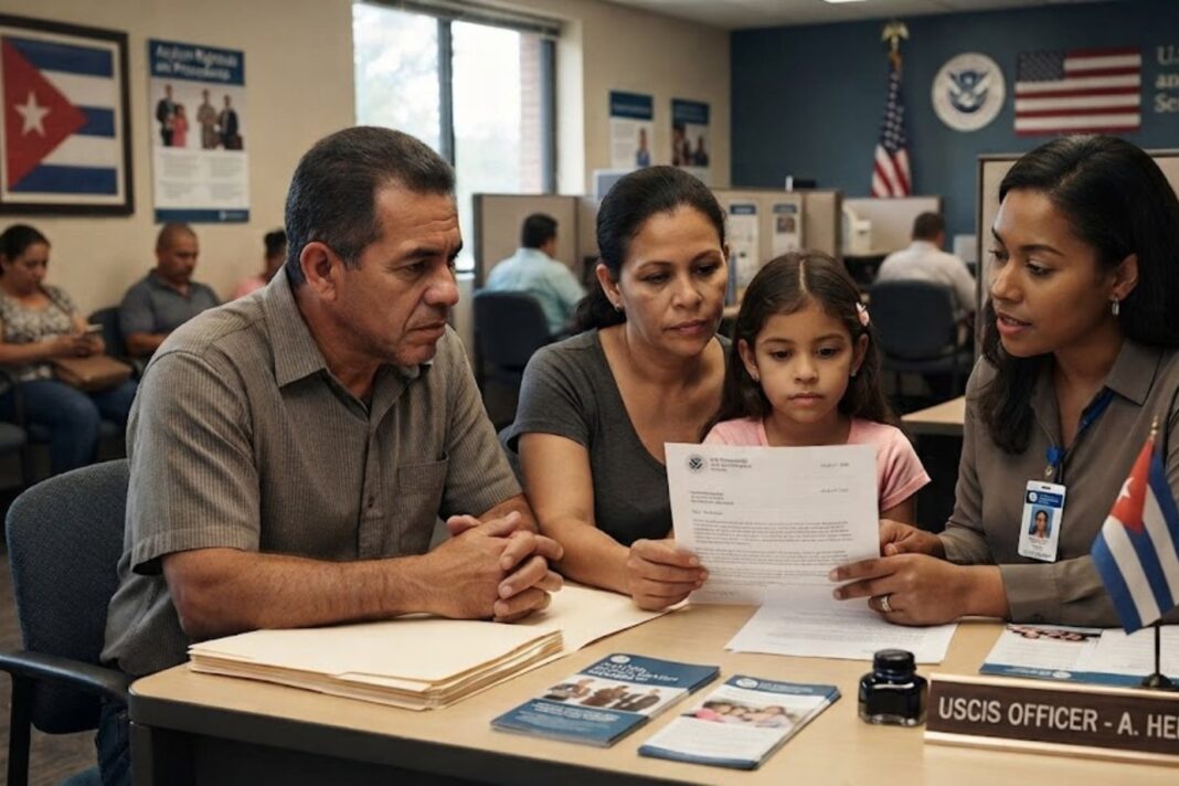 Documentos de inmigración y sello del Uscis sobre una mesa