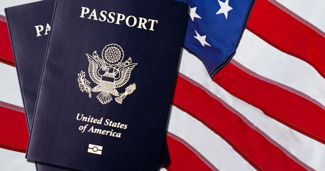 Pasaporte argentino sobre un mostrador de aeropuerto