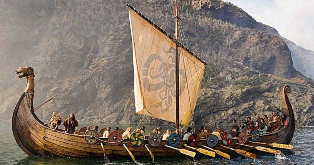Ilustración de un barco vikingo en un fiordo con montañas al fondo