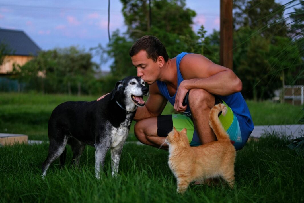 Persona hablando con su perro en un parque