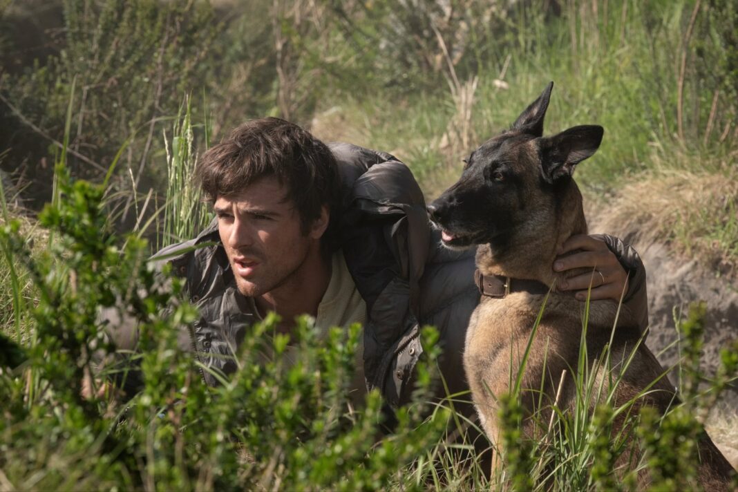 Escena de la película La guerra de los últimos con Jacob Elordi y Josh Brolin
