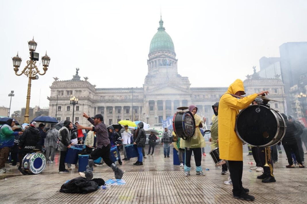 Marcha frente al Congreso Nacional con banderas y vallas