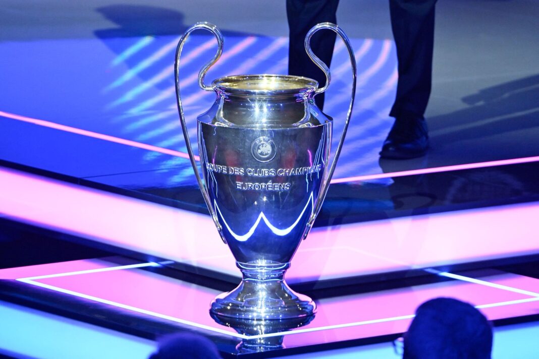 Trofeo de la Champions League sobre el césped de un estadio