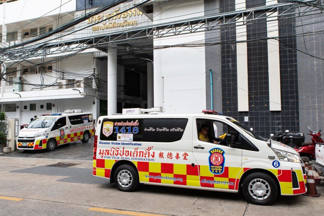 Policía tailandesa frente a la escuela Depsirin Nonthaburi tras el tiroteo