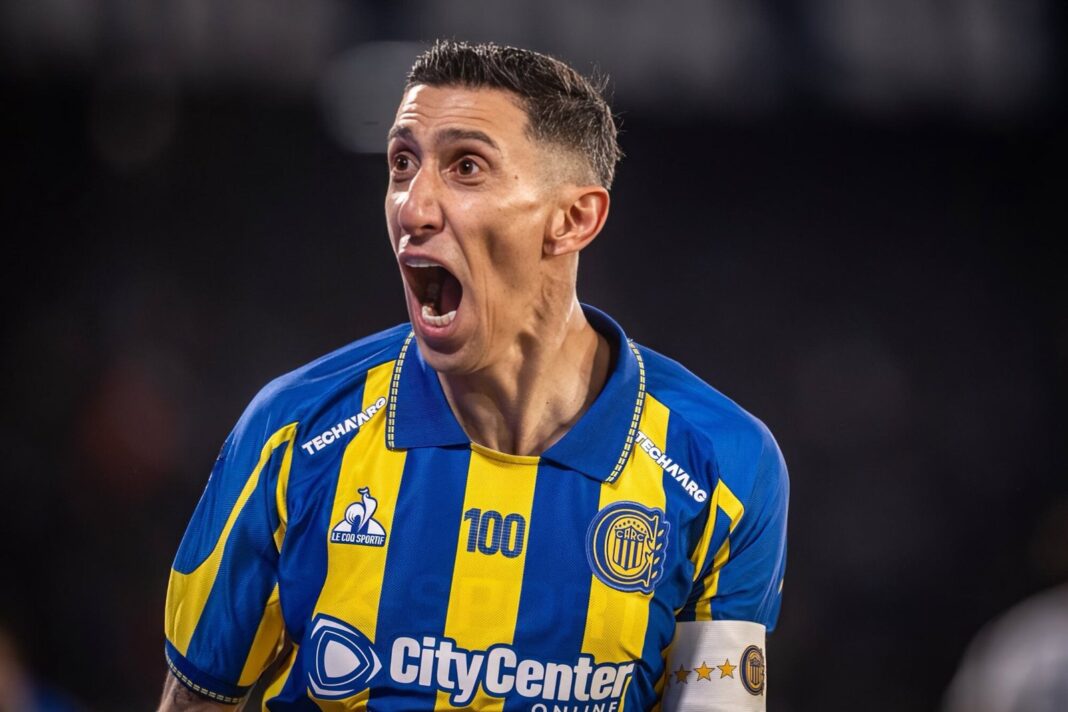 Jugadores de Talleres y Rosario Central disputando el balón en el Estadio Mario Alberto Kempes