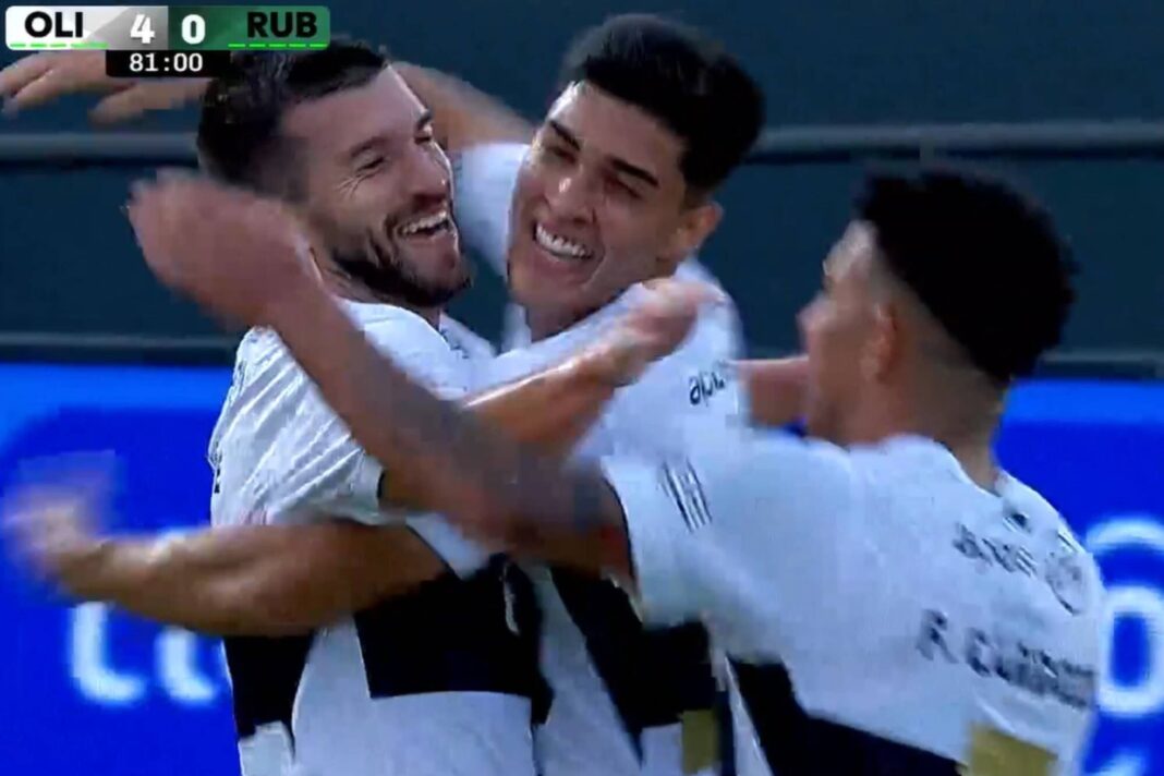 Tim Payne celebra su gol con la camiseta de Olimpia