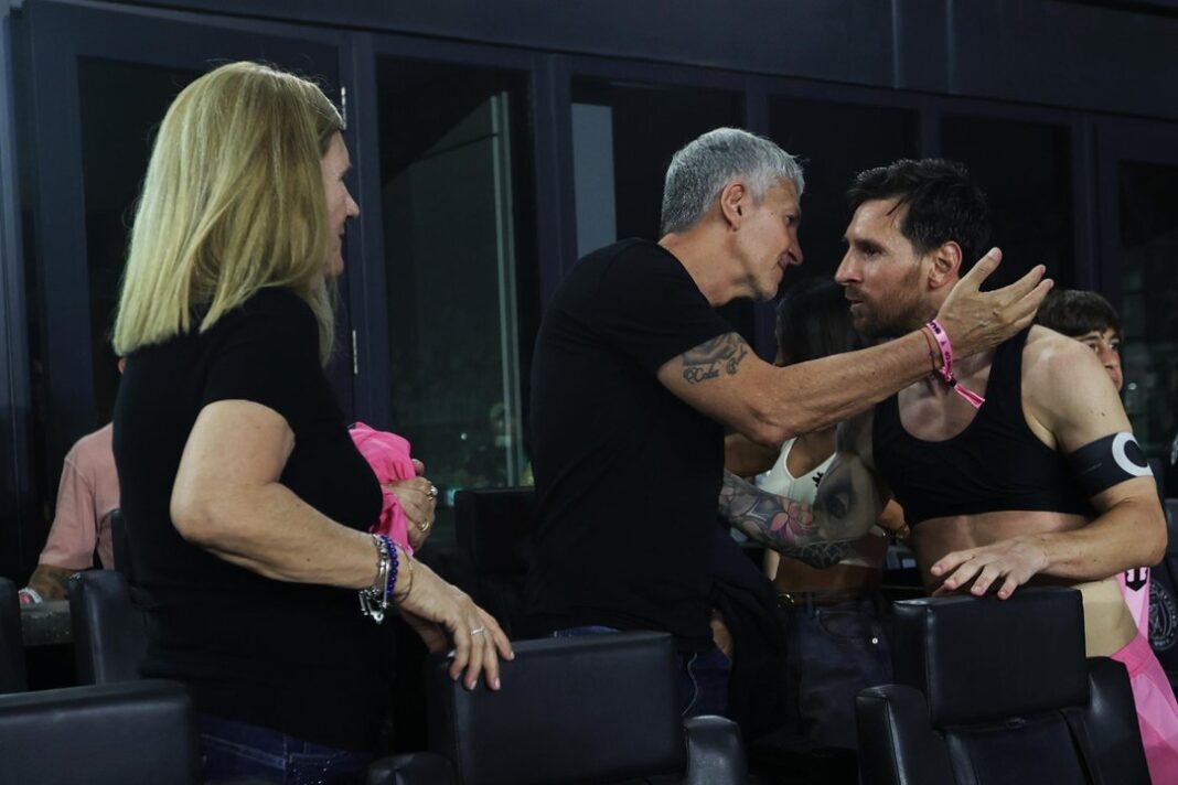 Jorge Messi y Celia Cuccittini en el palco del Chase Stadium durante el partido Inter Miami vs Nashville