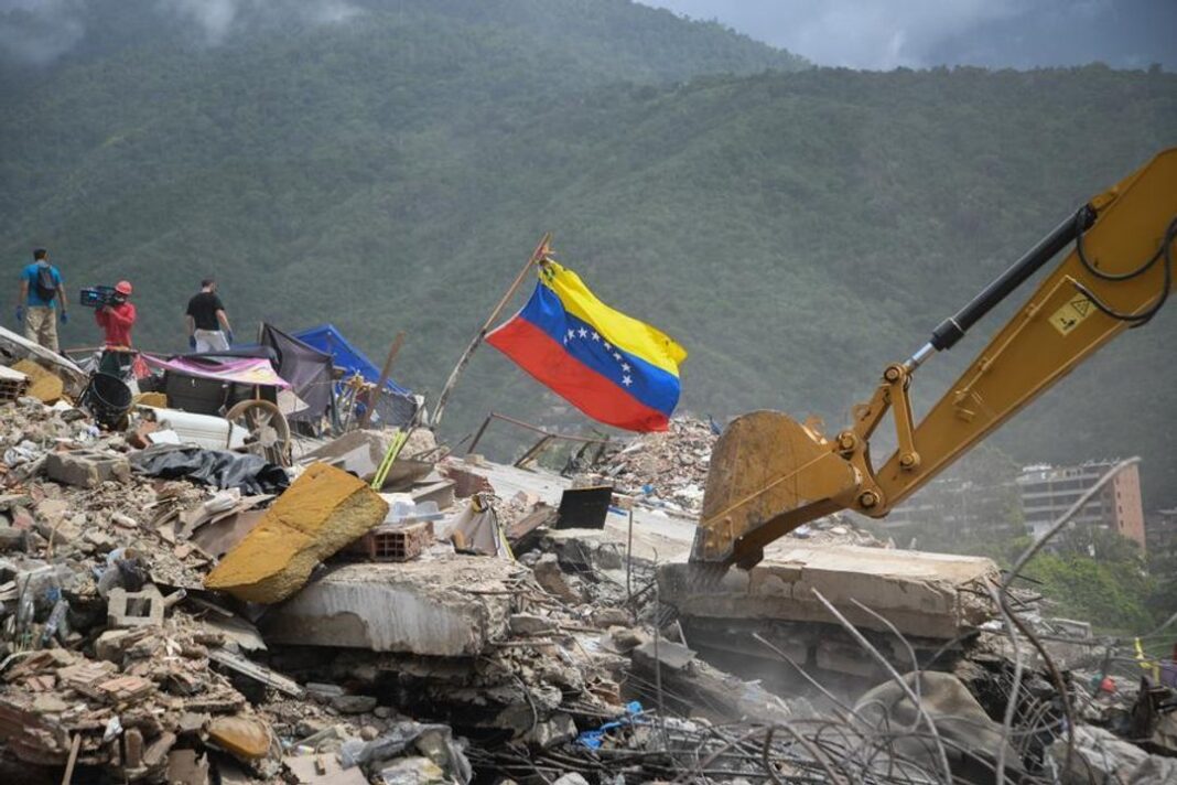 Escombros tras terremotos en La Guaira, Venezuela