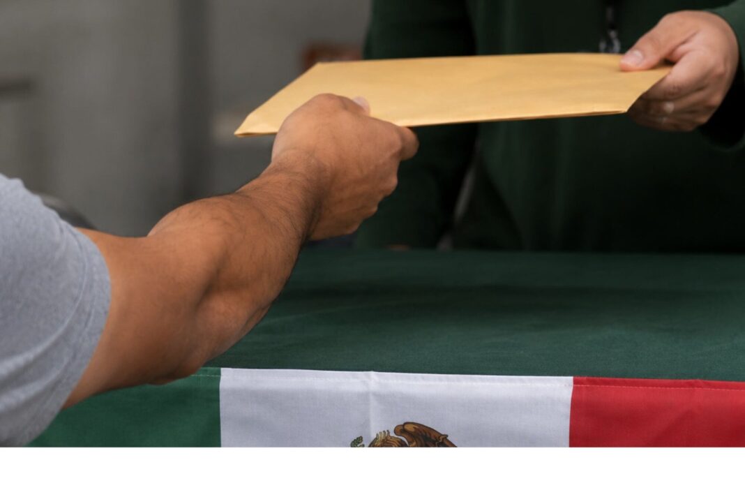 Personas realizando trámites en el Consulado sobre Ruedas en Wimauma