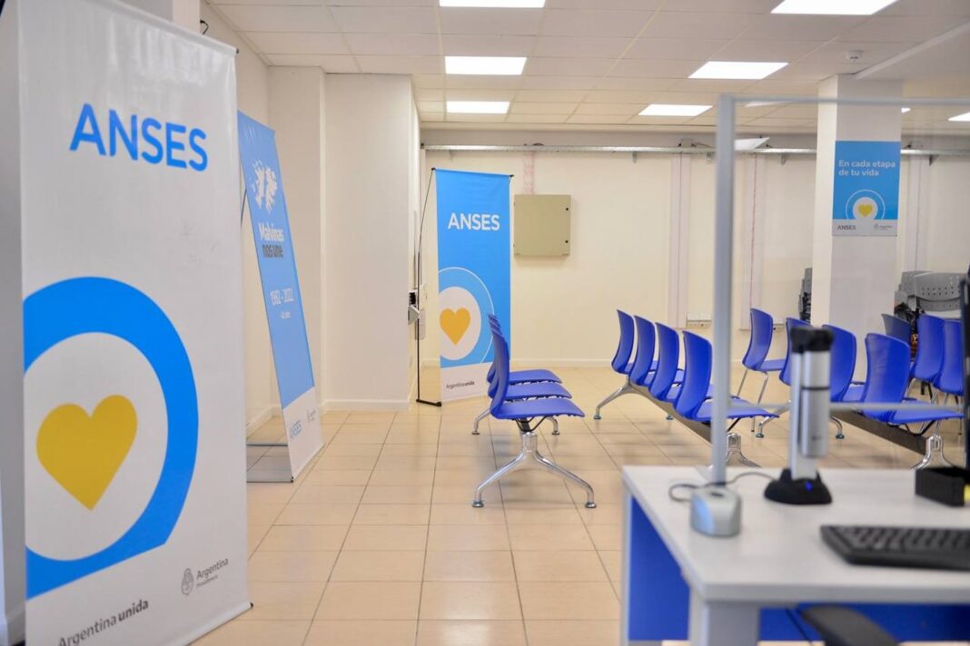 Persona consultando el cronograma de pagos de Anses en un teléfono móvil