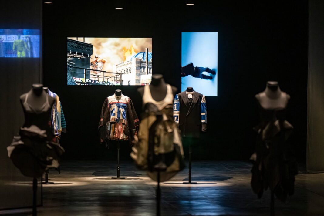 Exhibición de arte textil en el Museo Moderno de Buenos Aires