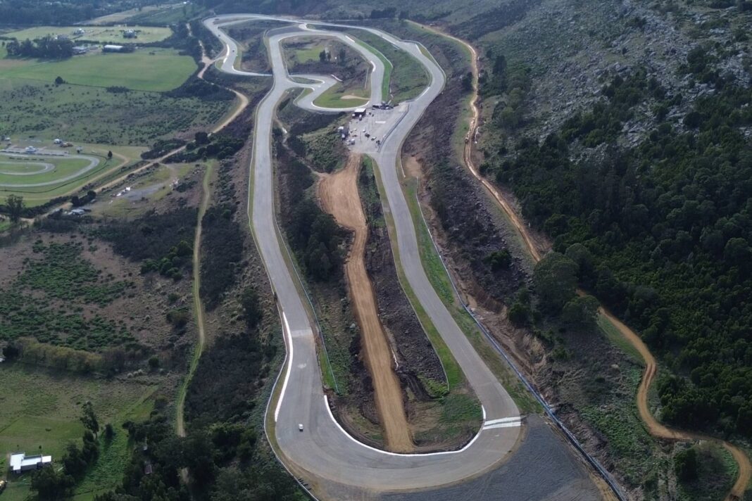 Vista del autódromo Juan Manuel Fangio de Balcarce con sus tribunas naturales sobre la sierra