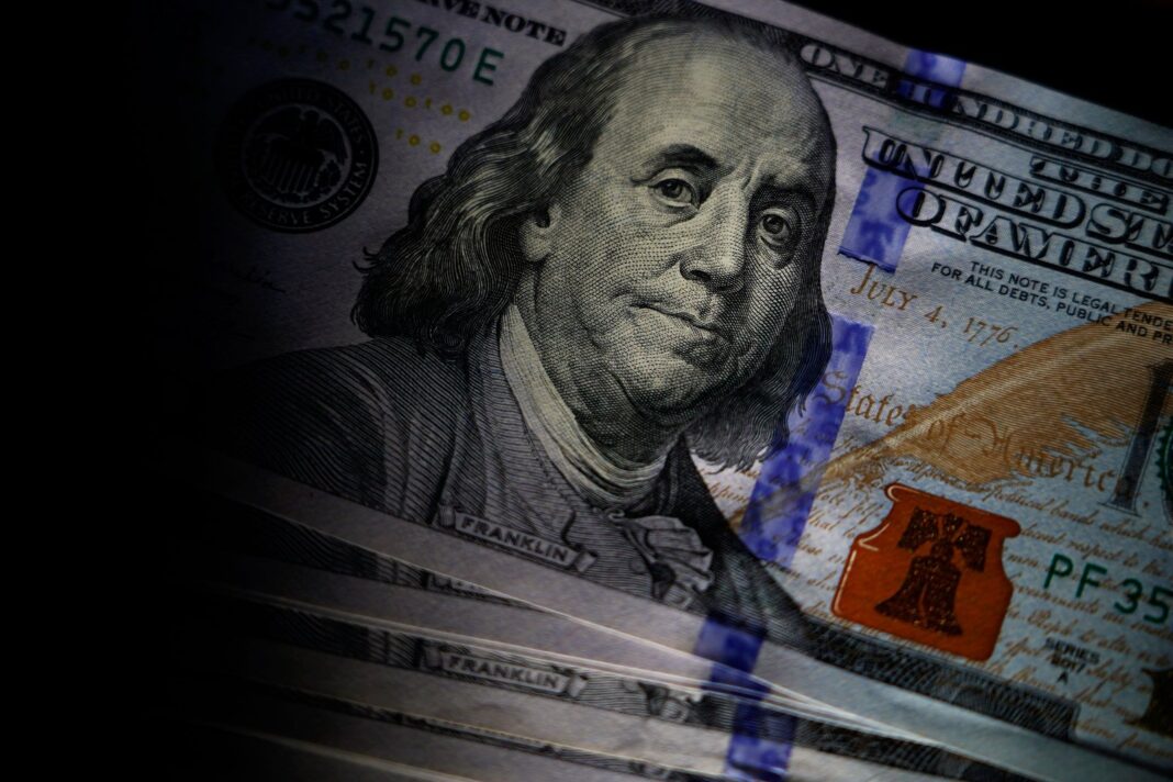 Gráfico con la evolución del dólar mayorista y las reservas del Banco Central