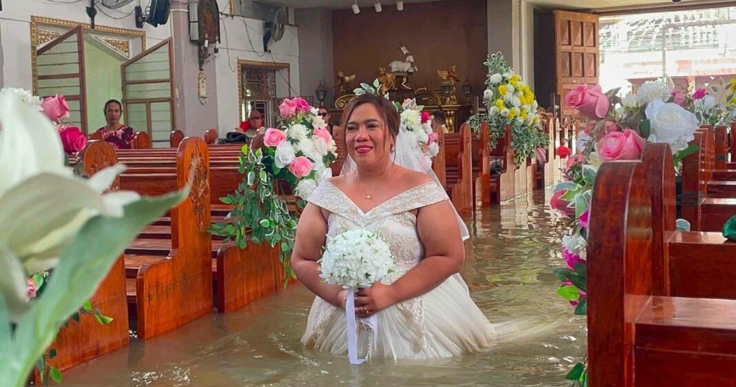 Novios durante la ceremonia en la iglesia inundada de San Juan Bautista, Hagonoy