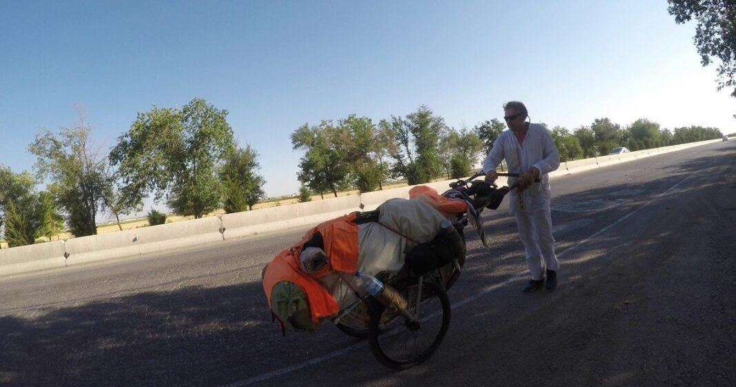 Karl Bushby caminando durante su expedición