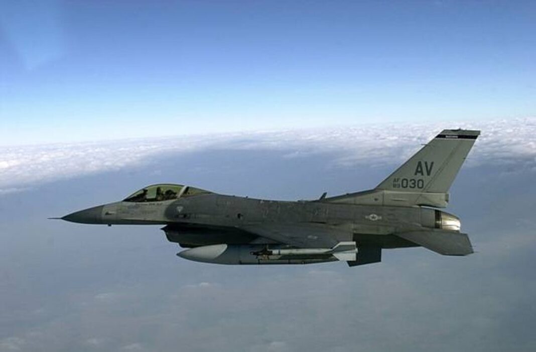 Caza F-16 de la Fuerza Aérea de Estados Unidos