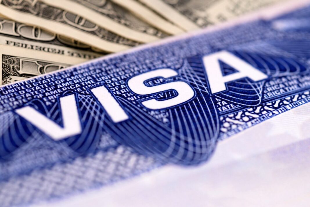 Documento oficial del DHS sobre propuesta de cargo adicional para visa H-1B