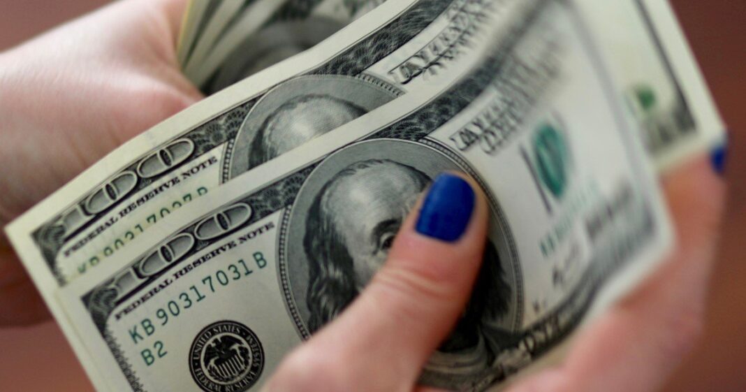 Dólar blue y billetes de dólar sobre una mesa