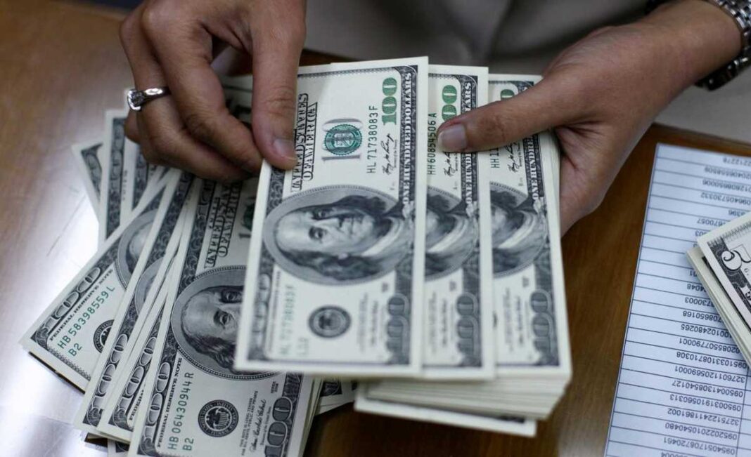 Cotizaciones del dólar en pizarra electrónica