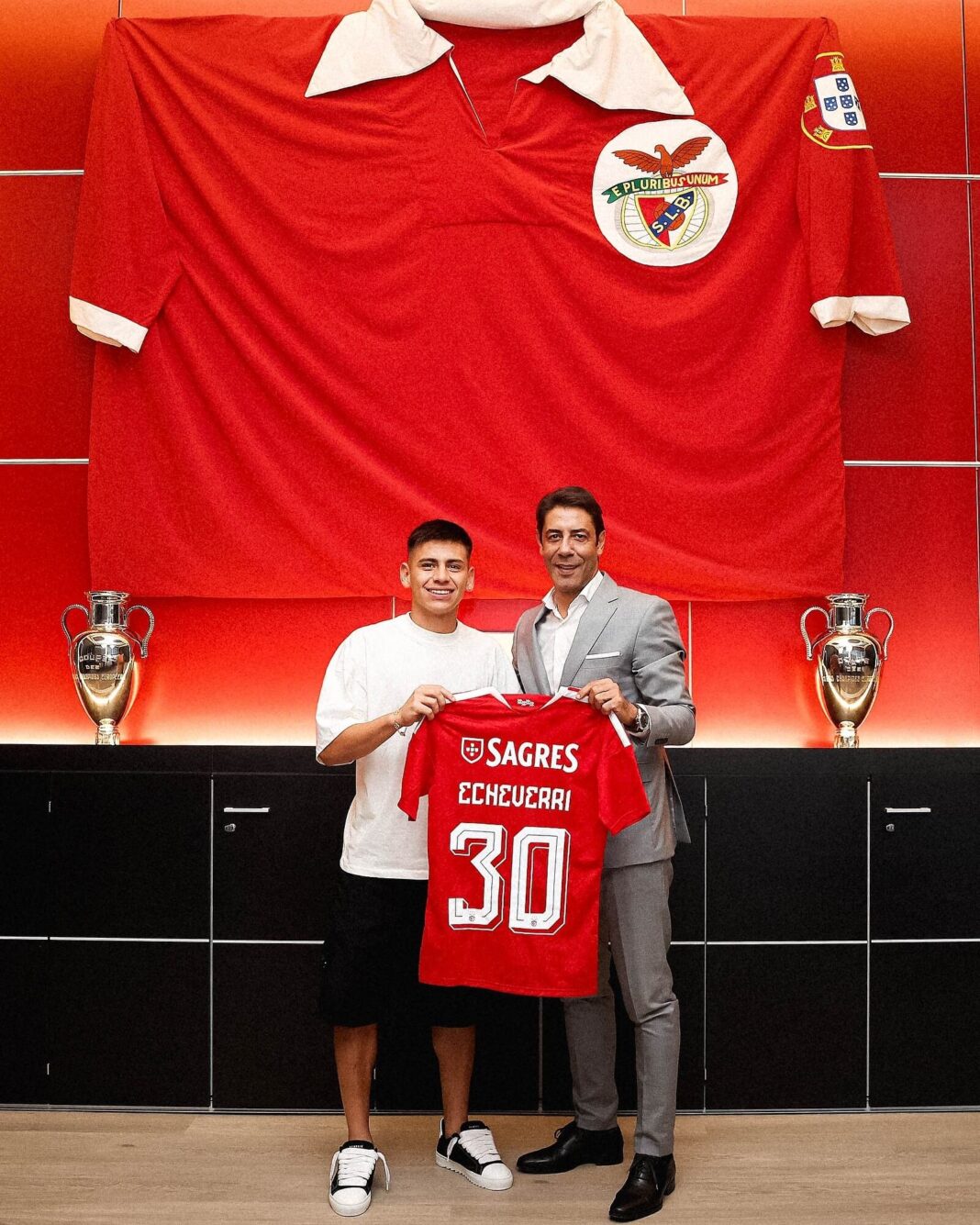 Claudio Echeverri con la camiseta del Benfica durante su presentación