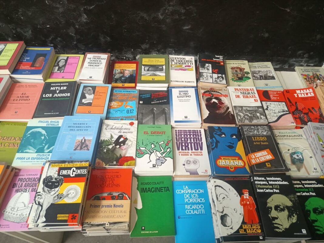 Libros apilados en el depósito de Ediciones de la Flor durante la liquidación