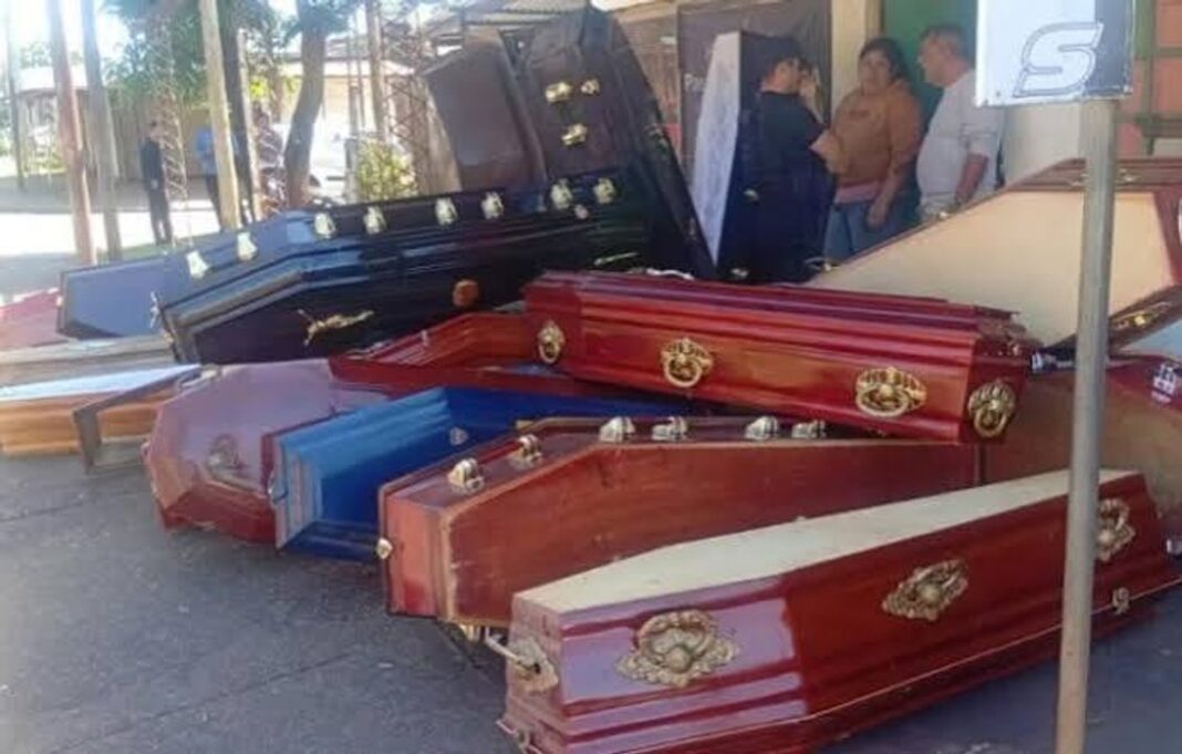 Féretros apilados en la entrada de un local en Posadas