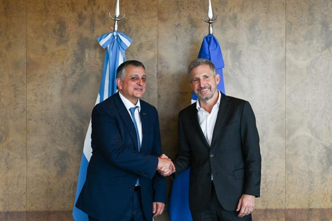 Gobernador de Entre Ríos, Rogelio Frigerio, y el presidente y CEO de YPF, Horacio Marín, durante la firma del acuerdo