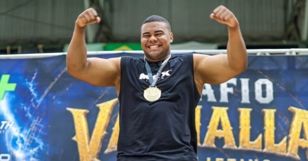 Willian Brito Piovezan levantando 420 kilos en peso muerto en Islandia
