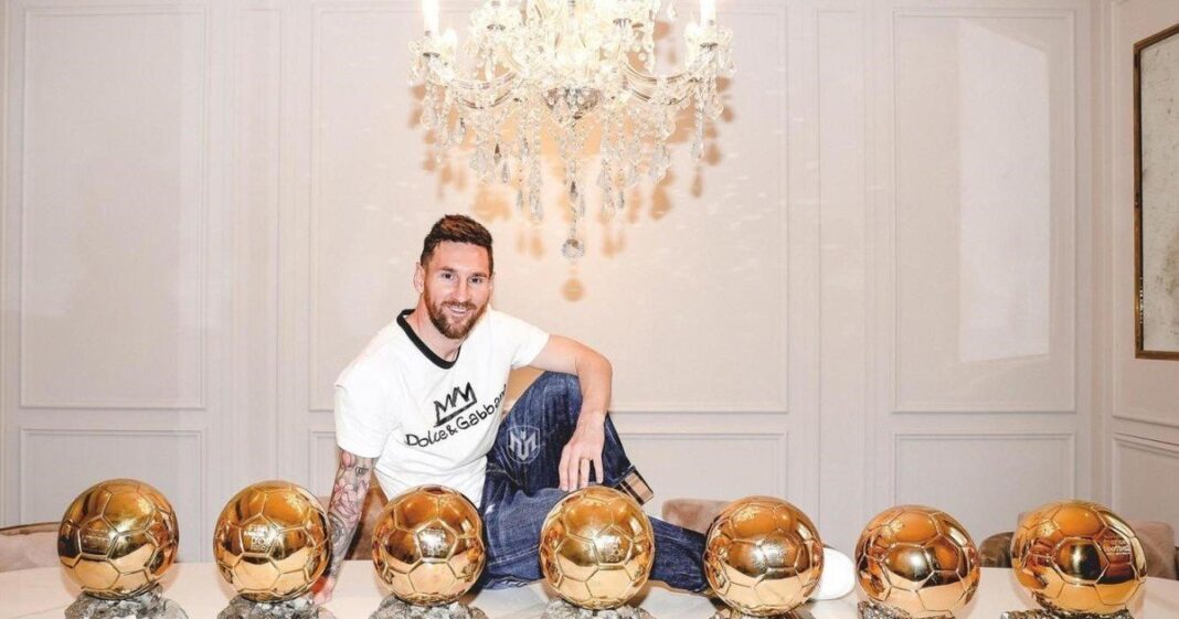 Trofeo del Balón de Oro sobre un fondo neutro