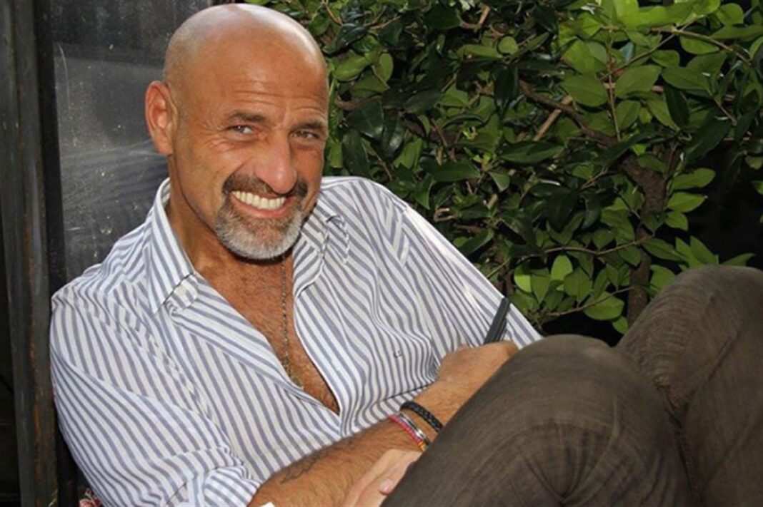 Gustavo Sofovich en su automóvil tras el choque en Palermo