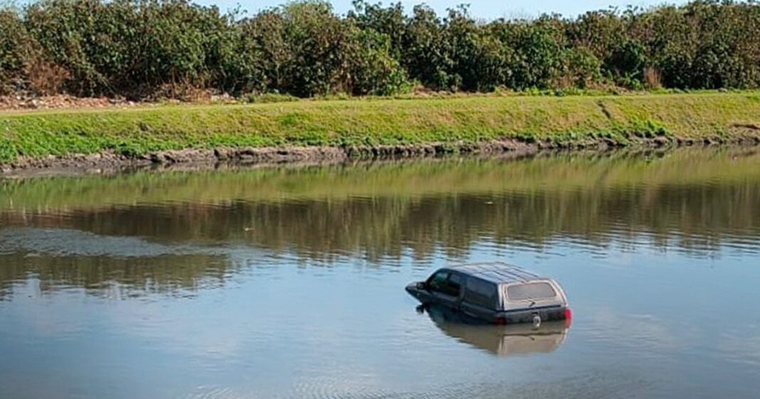 Camioneta Volkswagen Amarok sumergida en el arroyo El Gato, en Ringuelet, La Plata