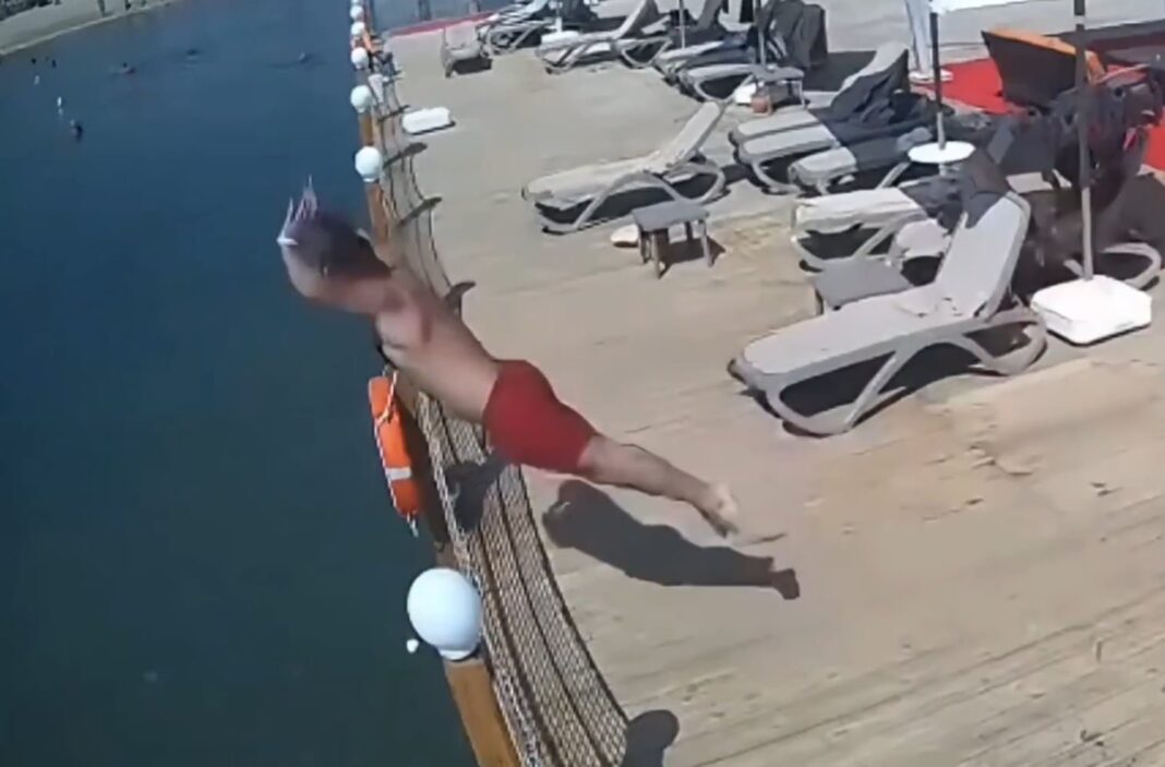 Muelle en la costa de Antalya, Turquía