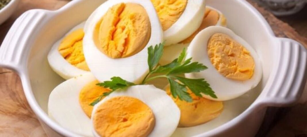 Huevo cocido cortado por la mitad sobre una superficie