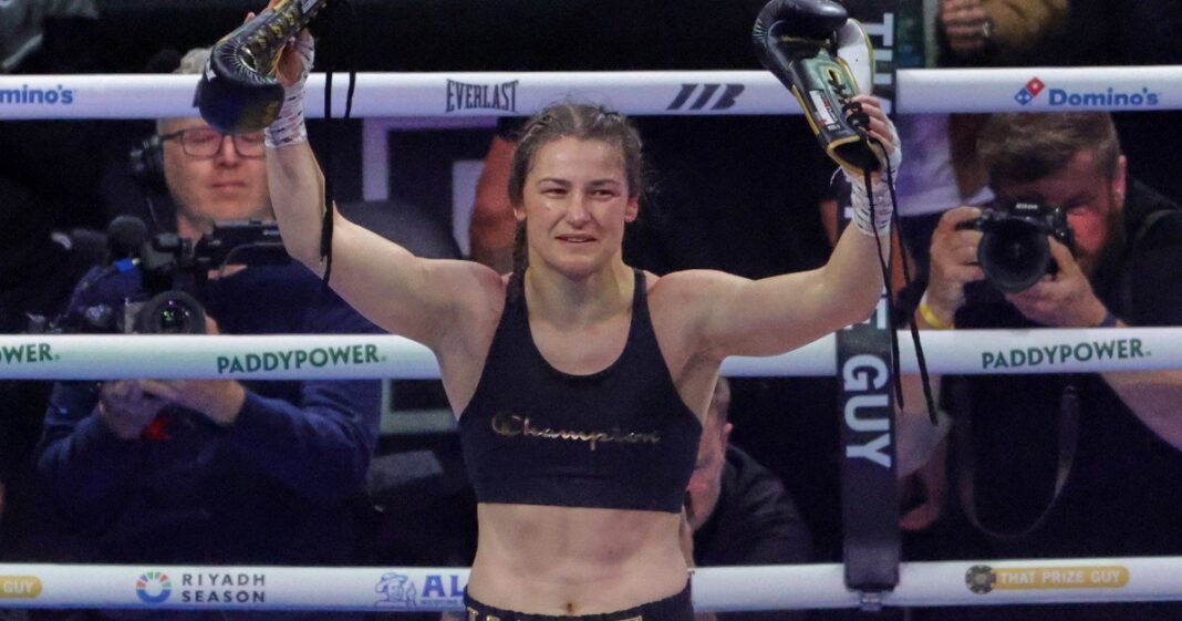 Katie Taylor con los cinturones de campeona en Croke Park