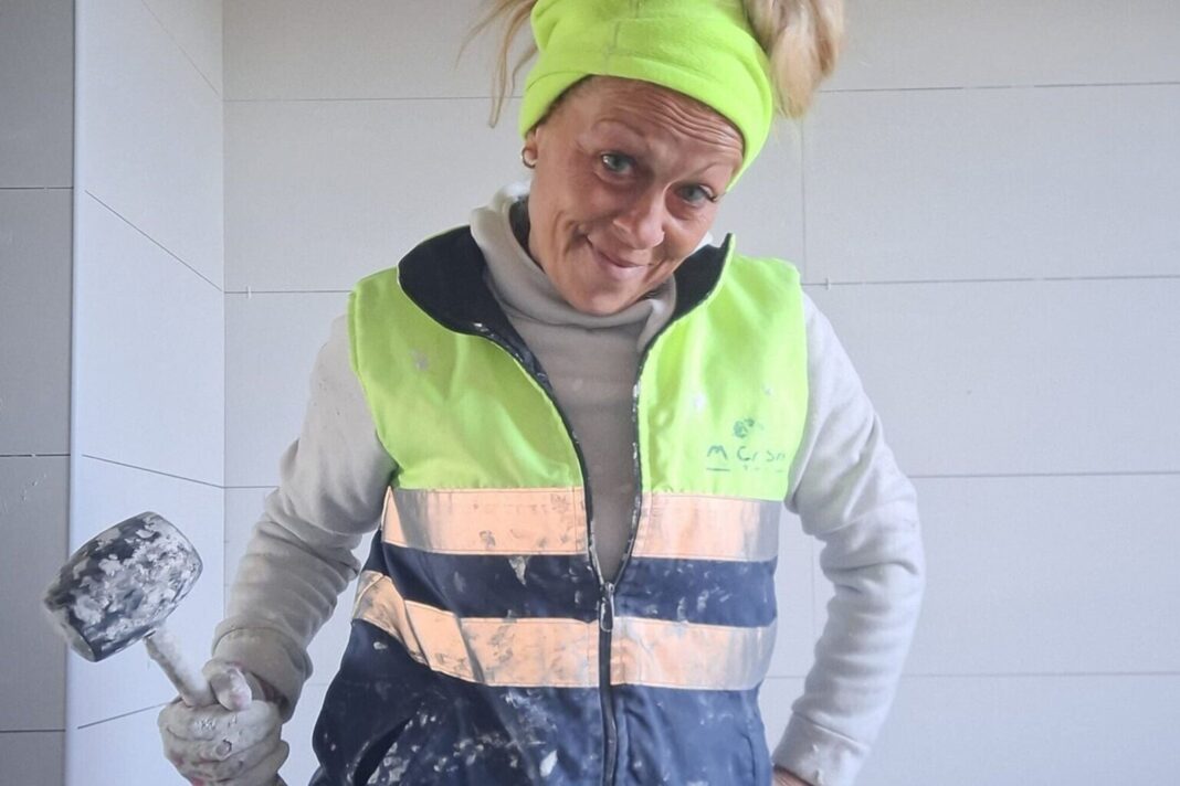 Kiki, albañila con 20 años de experiencia, en una obra