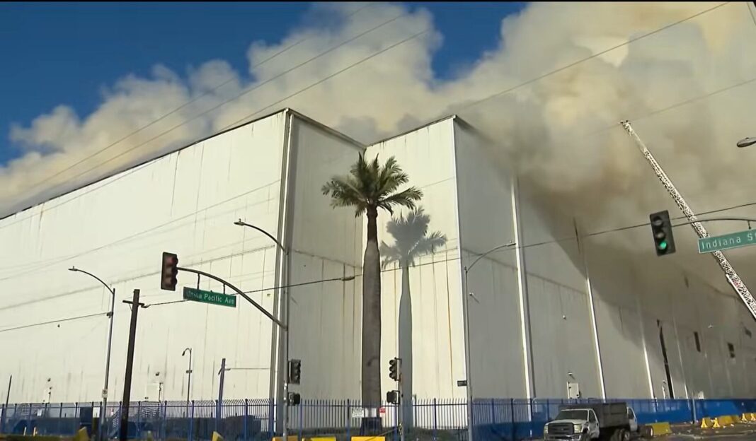 Bomberos de Los Ángeles trabajando en el incendio del almacén de Boyle Heights