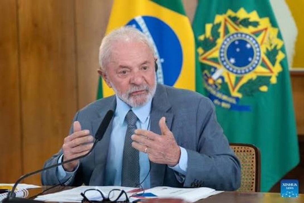 Luiz Inácio Lula da Silva durante la firma de la medida provisional