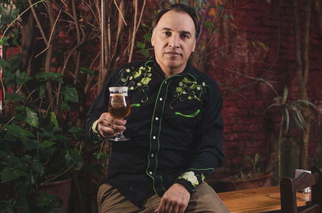 Cerveza artesanal servida en un vaso