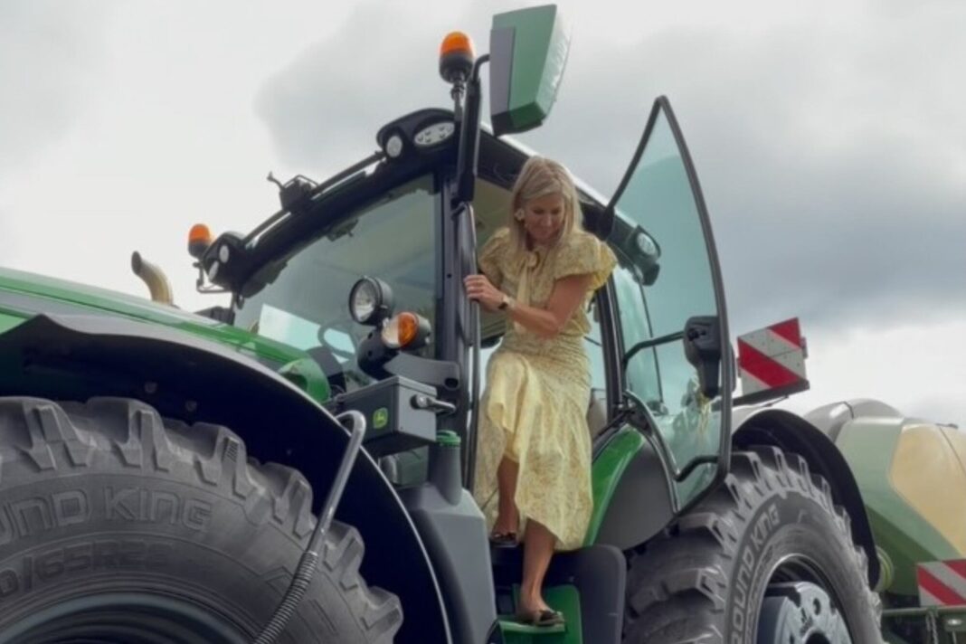 Reina Máxima conduciendo un tractor en Achterhoek