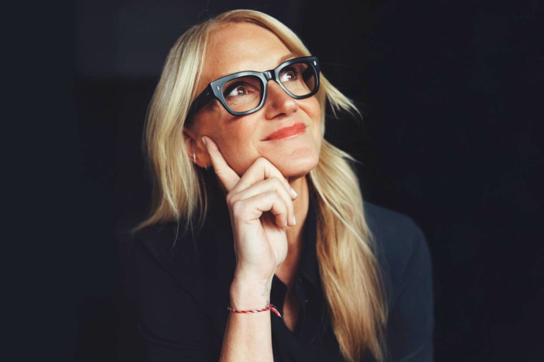 Mel Robbins en una intervención en su podcast