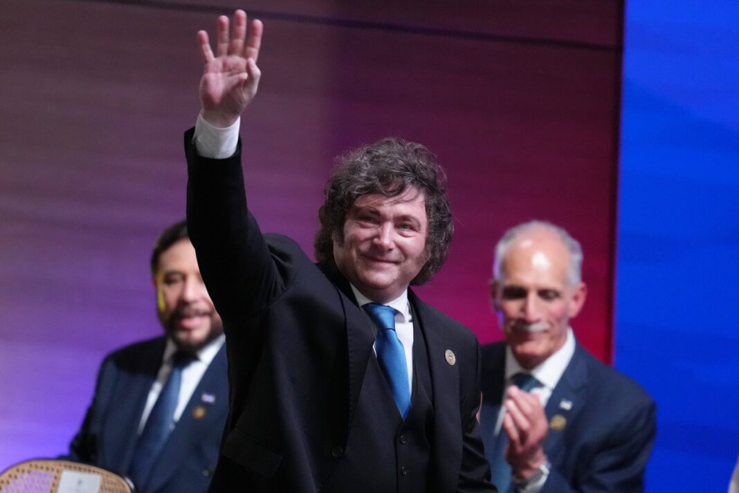 Javier Milei hablando en un acto político